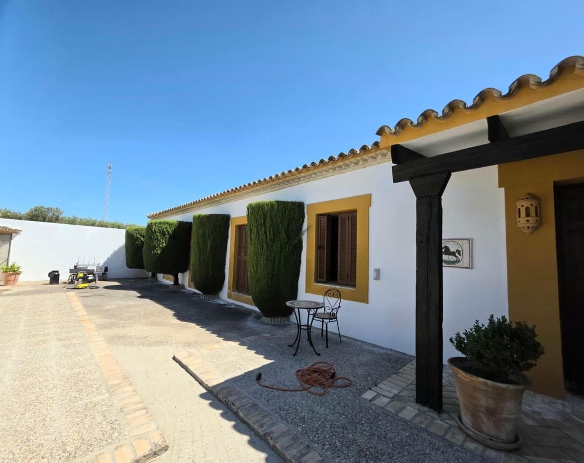 Finca/Casa Rural de 4 habitaciones en Morón de la Frontera en venta con piscina - 699.000 € (Ref: 10048199)