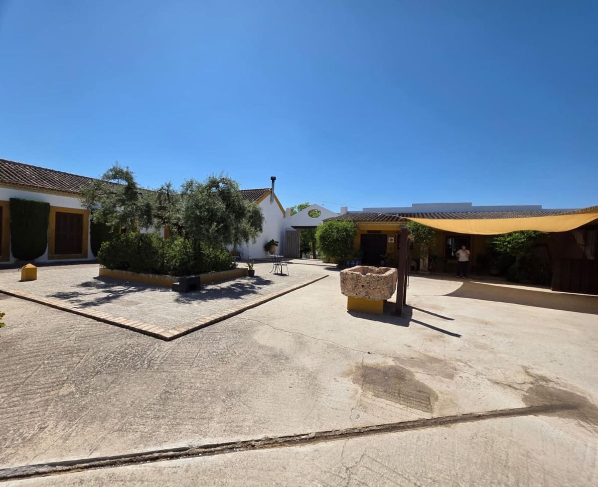Finca/Casa Rural de 4 habitaciones en Morón de la Frontera en venta con piscina - 699.000 € (Ref: 10048199)