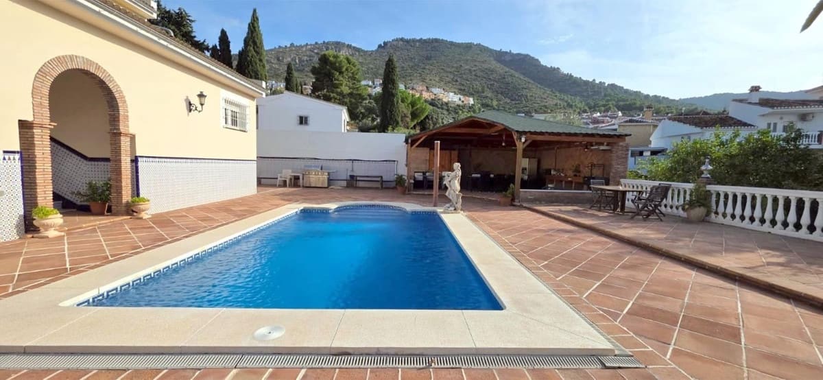 6 soverom Villa til salgs i Alhaurin de la Torre med svømmebasseng garasje - € 850 000 (Ref: 10144893)