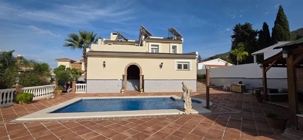 6 soverom Villa til salgs i Alhaurin de la Torre med svømmebasseng garasje - € 850 000 (Ref: 10144893)