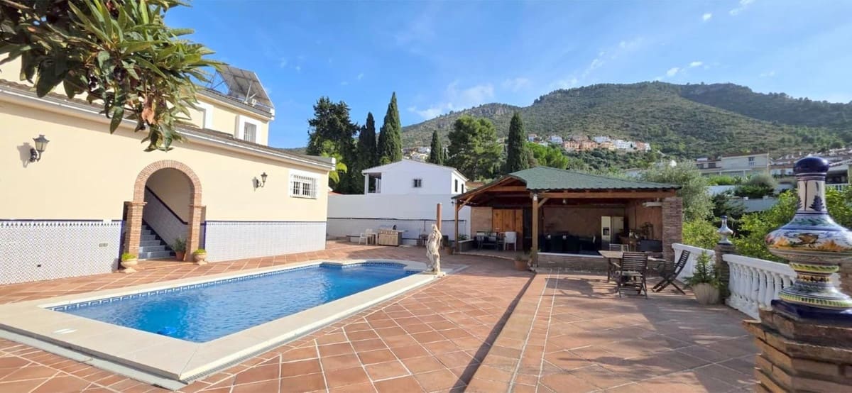 6 soverom Villa til salgs i Alhaurin de la Torre med svømmebasseng garasje - € 850 000 (Ref: 10144893)
