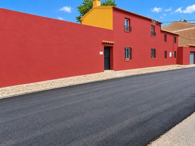 7 soverom Kjedet enebolig til salgs i Villanueva del Trabuco med garasje - € 96 000 (Ref: 10145023)