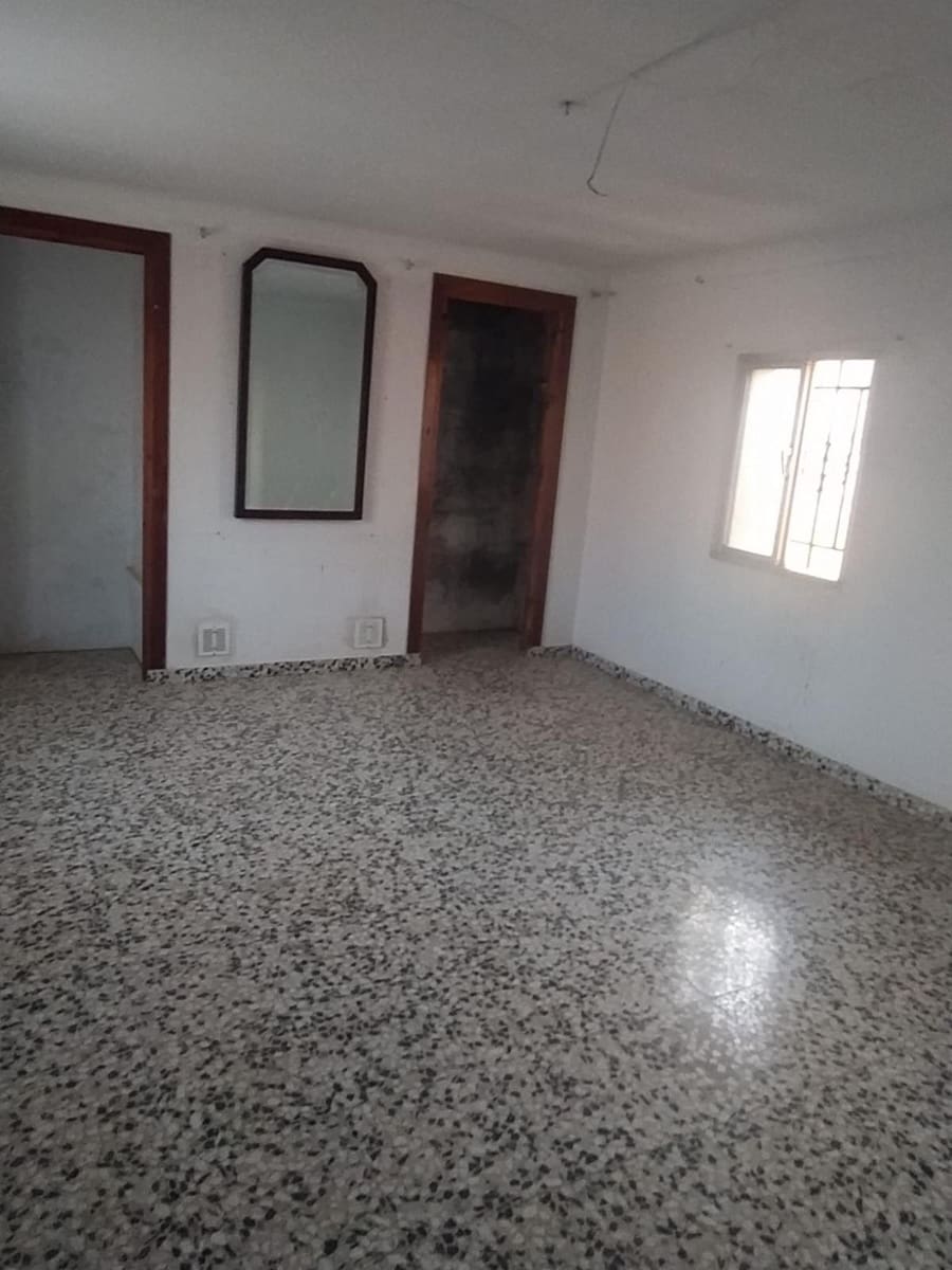 7 bedroom Semi-detached Villa for sale in Villanueva del Trabuco with garage - € 96,000 (Ref: 10145023)