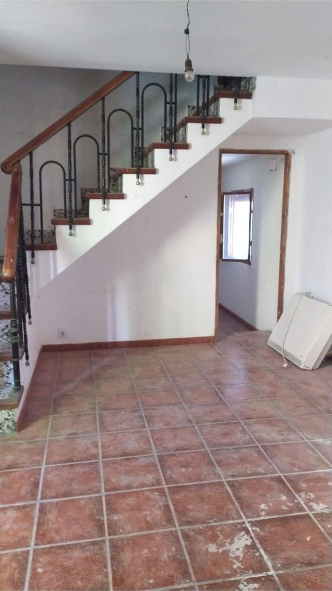 7 bedroom Semi-detached Villa for sale in Villanueva del Trabuco with garage - € 96,000 (Ref: 10145023)