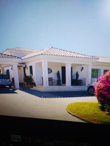 5 Zimmer Villa zu verkaufen in Estepona mit Pool - 1.200.000 € (Ref: 6227969)