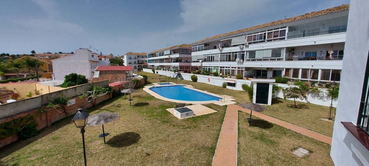 1 bedroom Apartment for sale in Mijas Costa with pool - € 200,000 (Ref: 6228025)