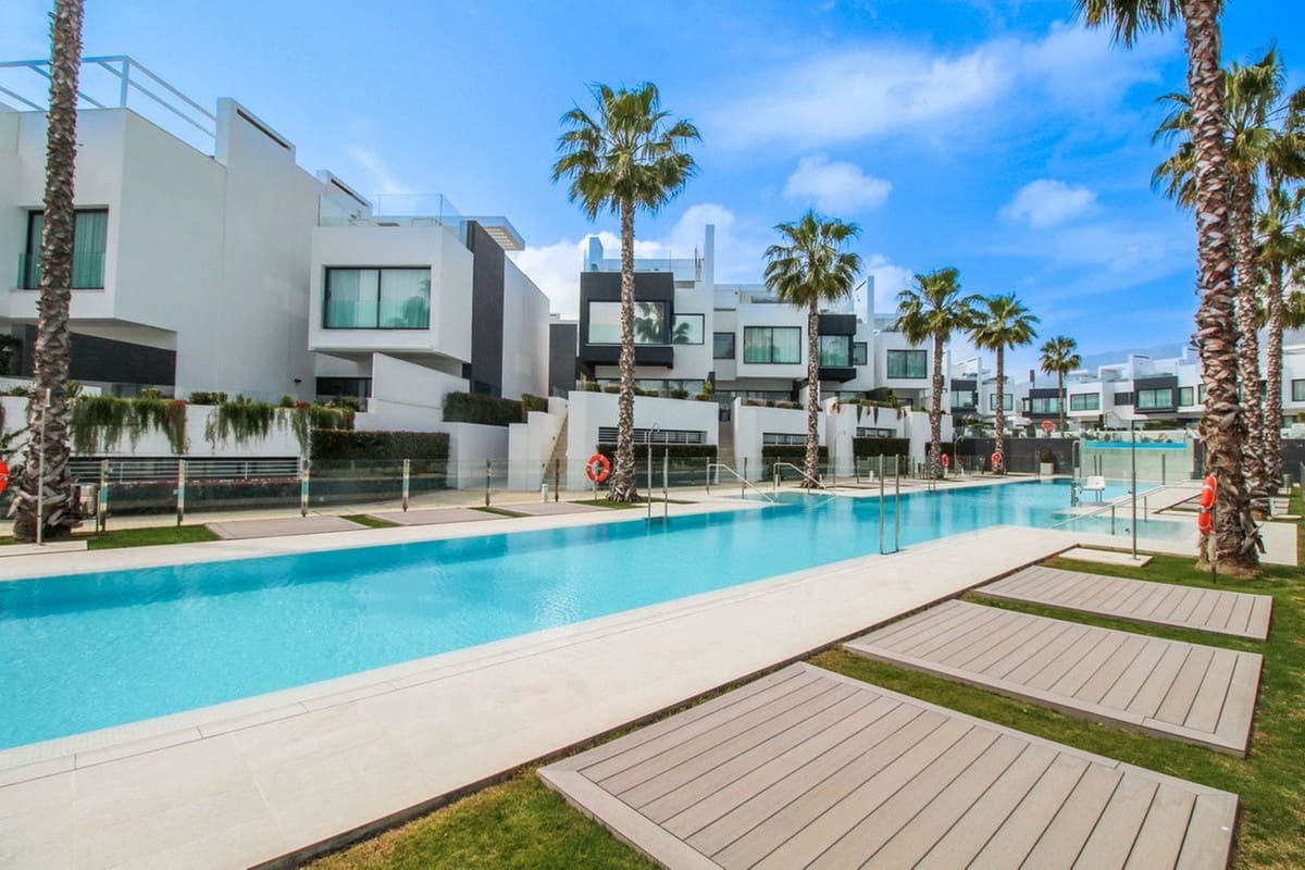 5 soveværelse Byhus til salg i Estepona med swimmingpool garage - € 2.000.000 (Ref: 6980243)