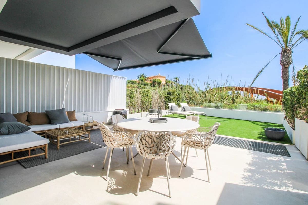 5 soveværelse Byhus til salg i Estepona med swimmingpool garage - € 2.000.000 (Ref: 6980243)