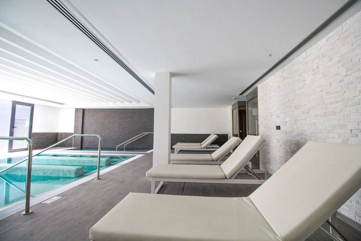 5 soveværelse Byhus til salg i Estepona med swimmingpool garage - € 2.000.000 (Ref: 6980243)