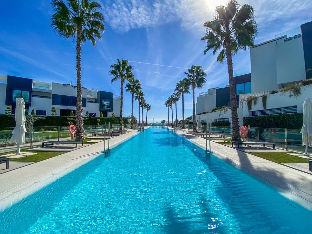 5 soveværelse Byhus til salg i Estepona med swimmingpool garage - € 2.000.000 (Ref: 6980243)
