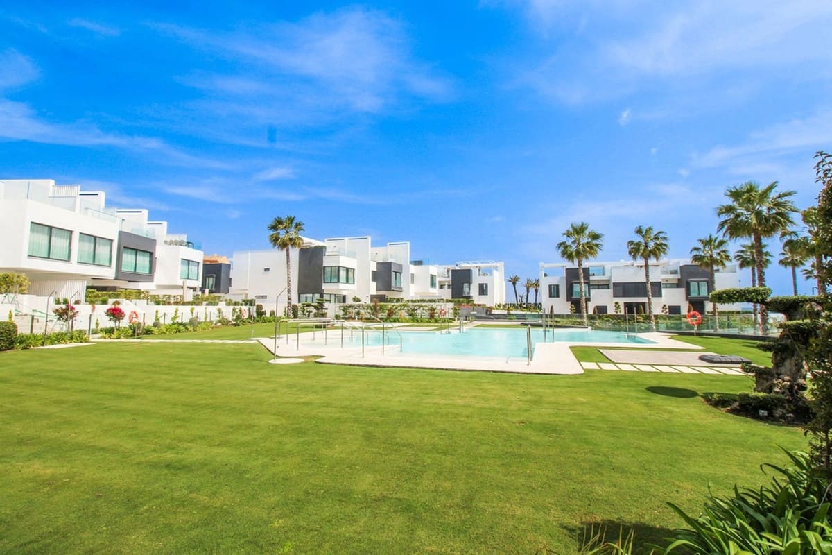 5 soveværelse Byhus til salg i Estepona med swimmingpool garage - € 2.000.000 (Ref: 6980243)