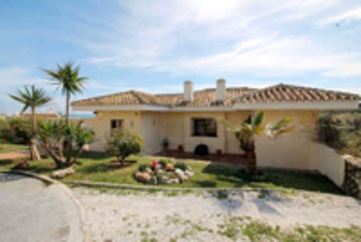 4 soveværelse Lejlighed til salg i El Faro med swimmingpool garage - € 515.000 (Ref: 7122633)