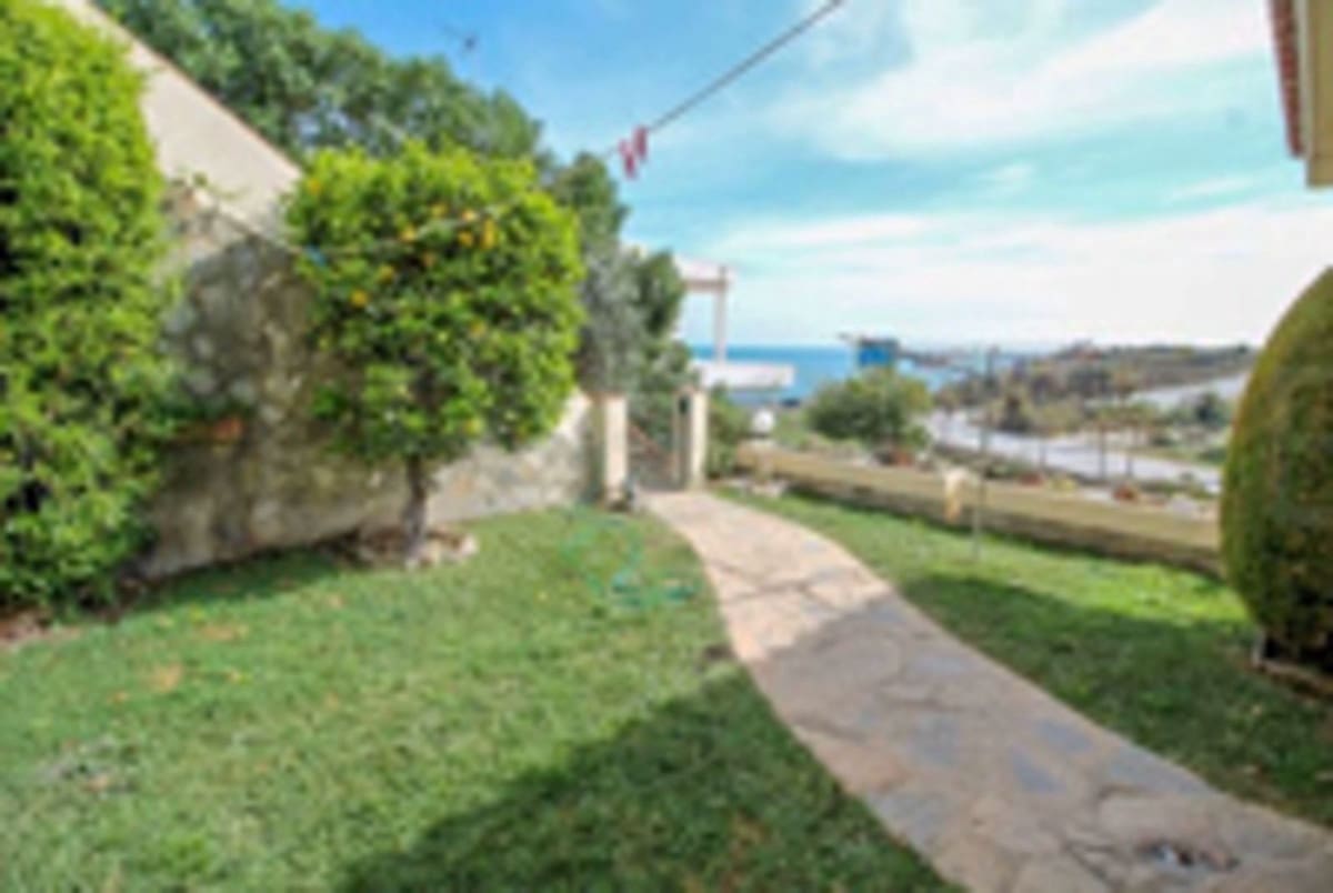 4 bedroom Apartment for sale in El Faro with pool garage - € 515,000 (Ref: 7122633)