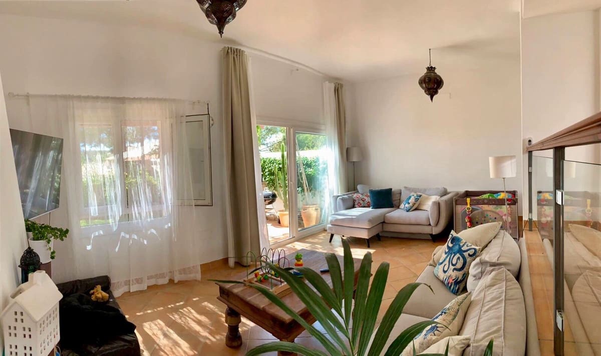 2 soverom Kjedet enebolig til salgs i Alhaurin el Grande med svømmebasseng garasje - € 315 000 (Ref: 7394094)