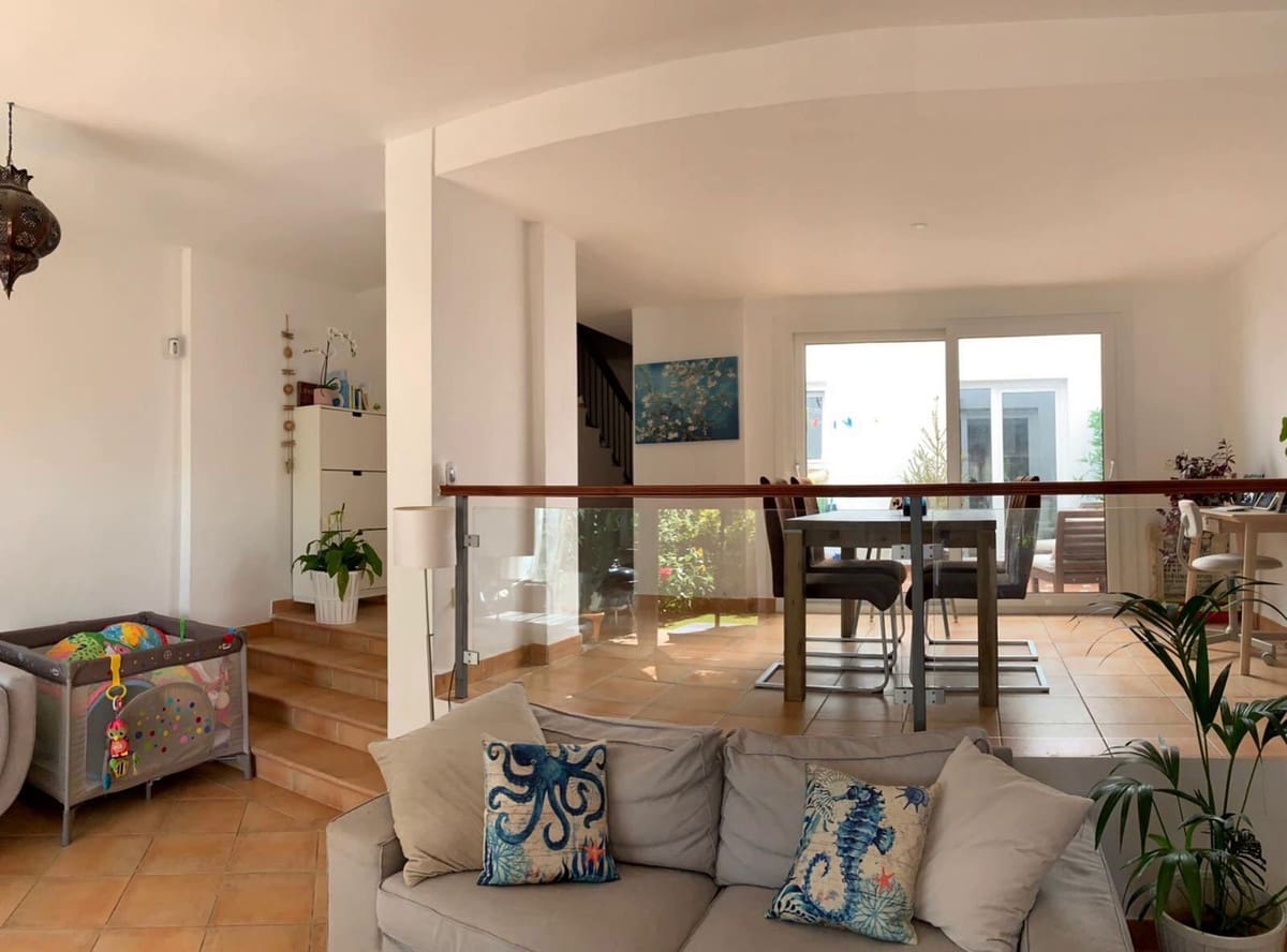 2 soverom Kjedet enebolig til salgs i Alhaurin el Grande med svømmebasseng garasje - € 315 000 (Ref: 7394094)