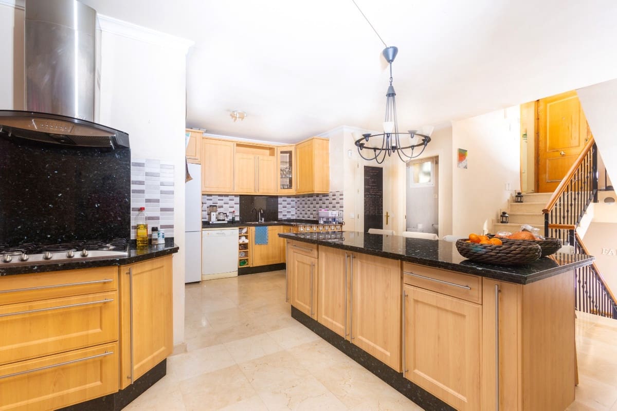 4 bedroom Townhouse for sale in Fuengirola with pool garage - € 424,500 (Ref: 7448408)