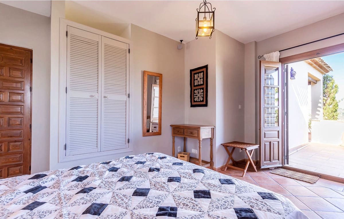 5 soveværelse Hotel til salg i Iznajar med swimmingpool garage - € 560.000 (Ref: 7692376)