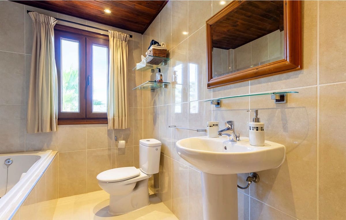 5 soveværelse Hotel til salg i Iznajar med swimmingpool garage - € 560.000 (Ref: 7692376)