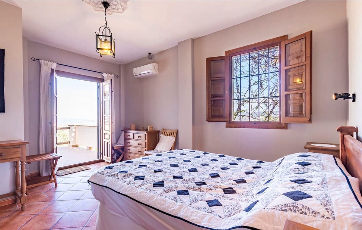 5 soveværelse Hotel til salg i Iznajar med swimmingpool garage - € 560.000 (Ref: 7692376)