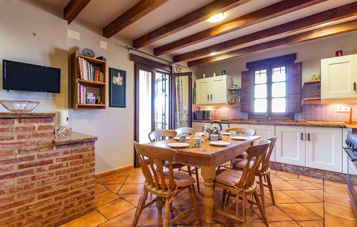 5 soveværelse Hotel til salg i Iznajar med swimmingpool garage - € 560.000 (Ref: 7692376)