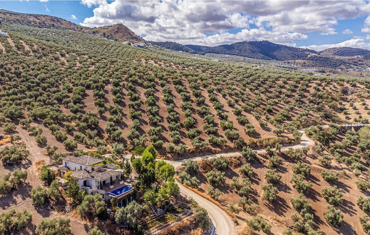 5 soveværelse Hotel til salg i Iznajar med swimmingpool garage - € 560.000 (Ref: 7692376)