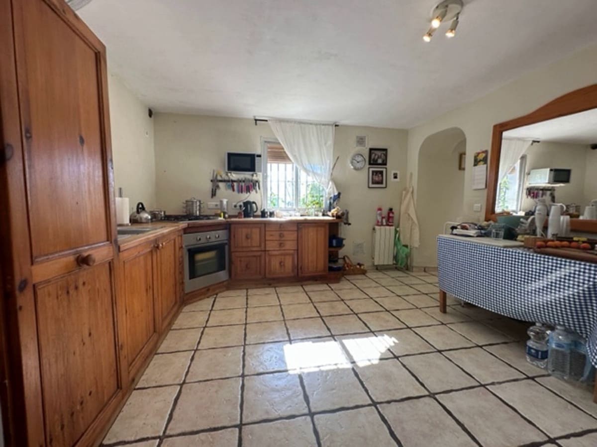 4 soveværelse Finca/Landehus til salg i Antequera med swimmingpool garage - € 215.000 (Ref: 7694544)