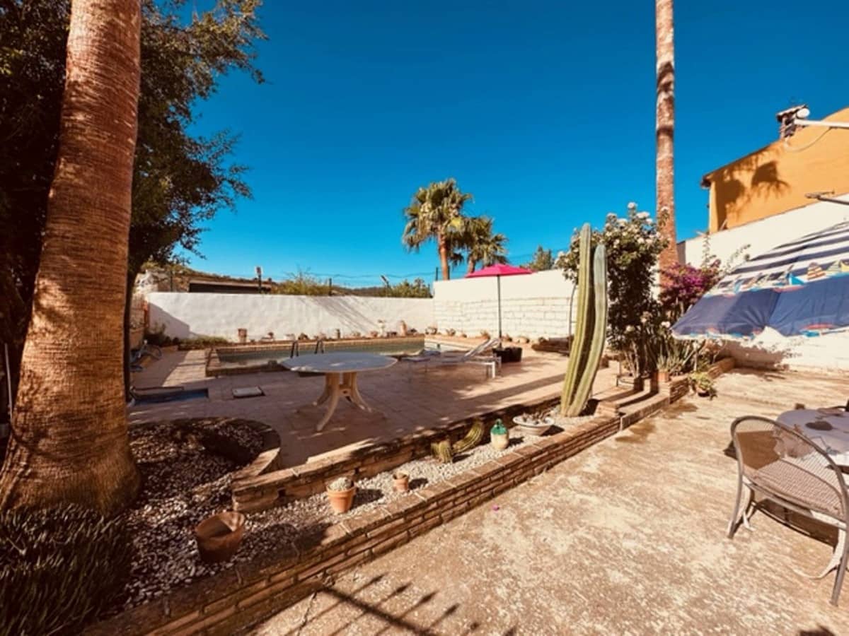 4 soveværelse Finca/Landehus til salg i Antequera med swimmingpool garage - € 215.000 (Ref: 7694544)