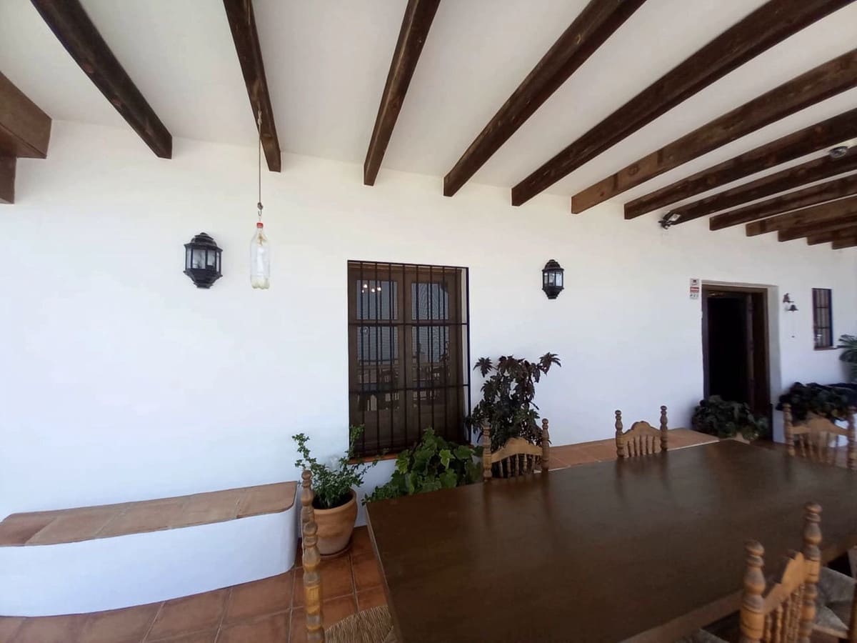3 soveværelse Finca/Landehus til salg i Velez-Malaga med swimmingpool garage - € 500.000 (Ref: 8083086)
