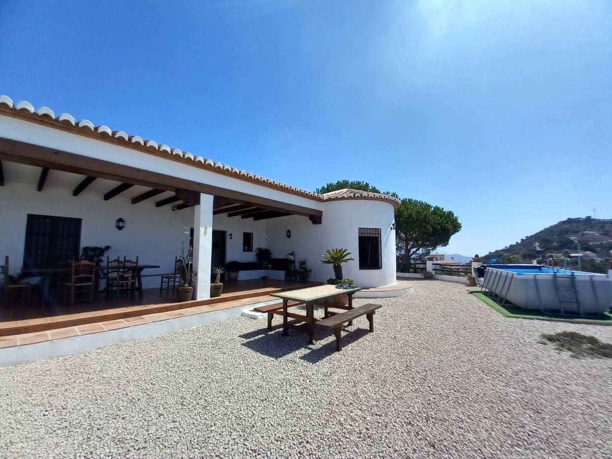 3 soveværelse Finca/Landehus til salg i Velez-Malaga med swimmingpool garage - € 500.000 (Ref: 8083086)