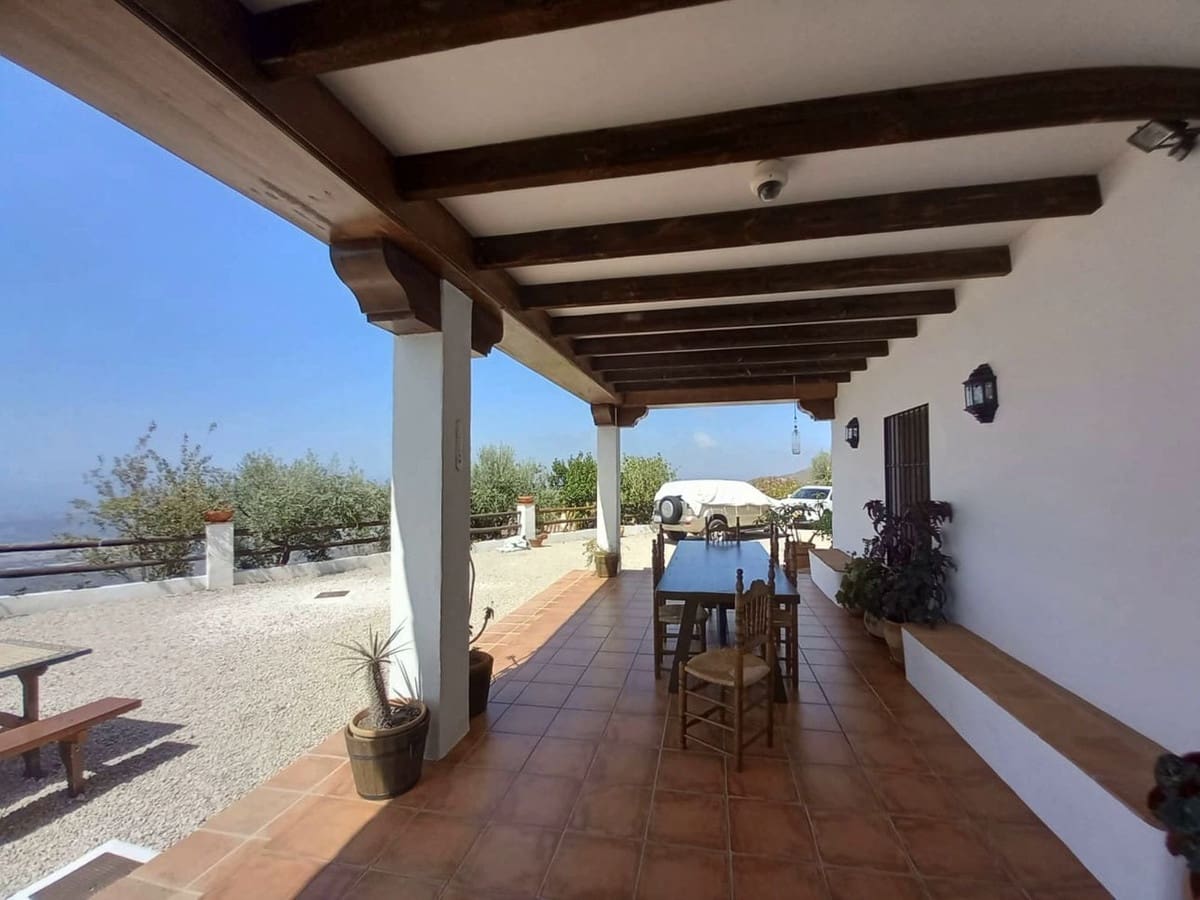 3 soveværelse Finca/Landehus til salg i Velez-Malaga med swimmingpool garage - € 500.000 (Ref: 8083086)
