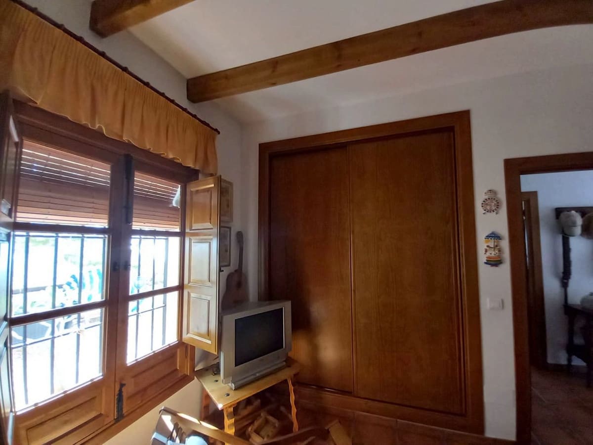 3 soveværelse Finca/Landehus til salg i Velez-Malaga med swimmingpool garage - € 500.000 (Ref: 8083086)