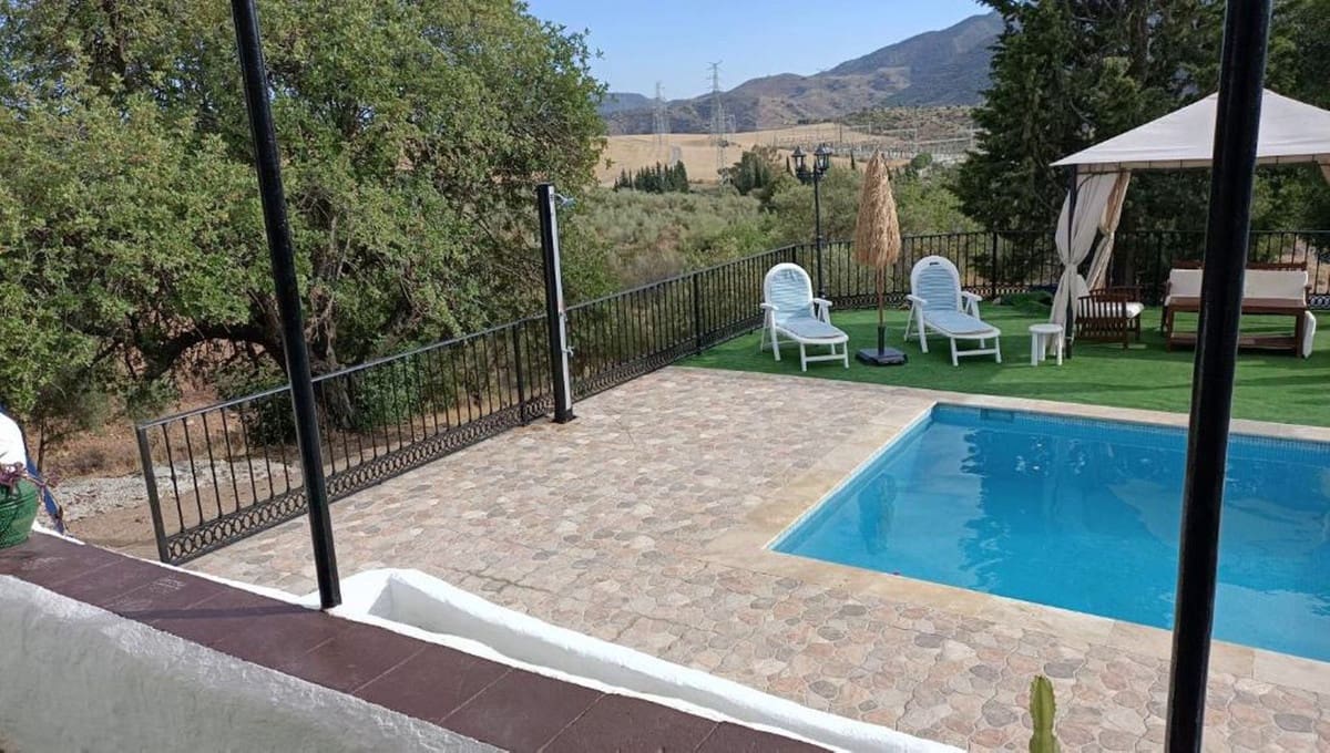 2 soveværelse Finca/Landehus til salg i El Chorro med swimmingpool garage - € 449.000 (Ref: 8329316)