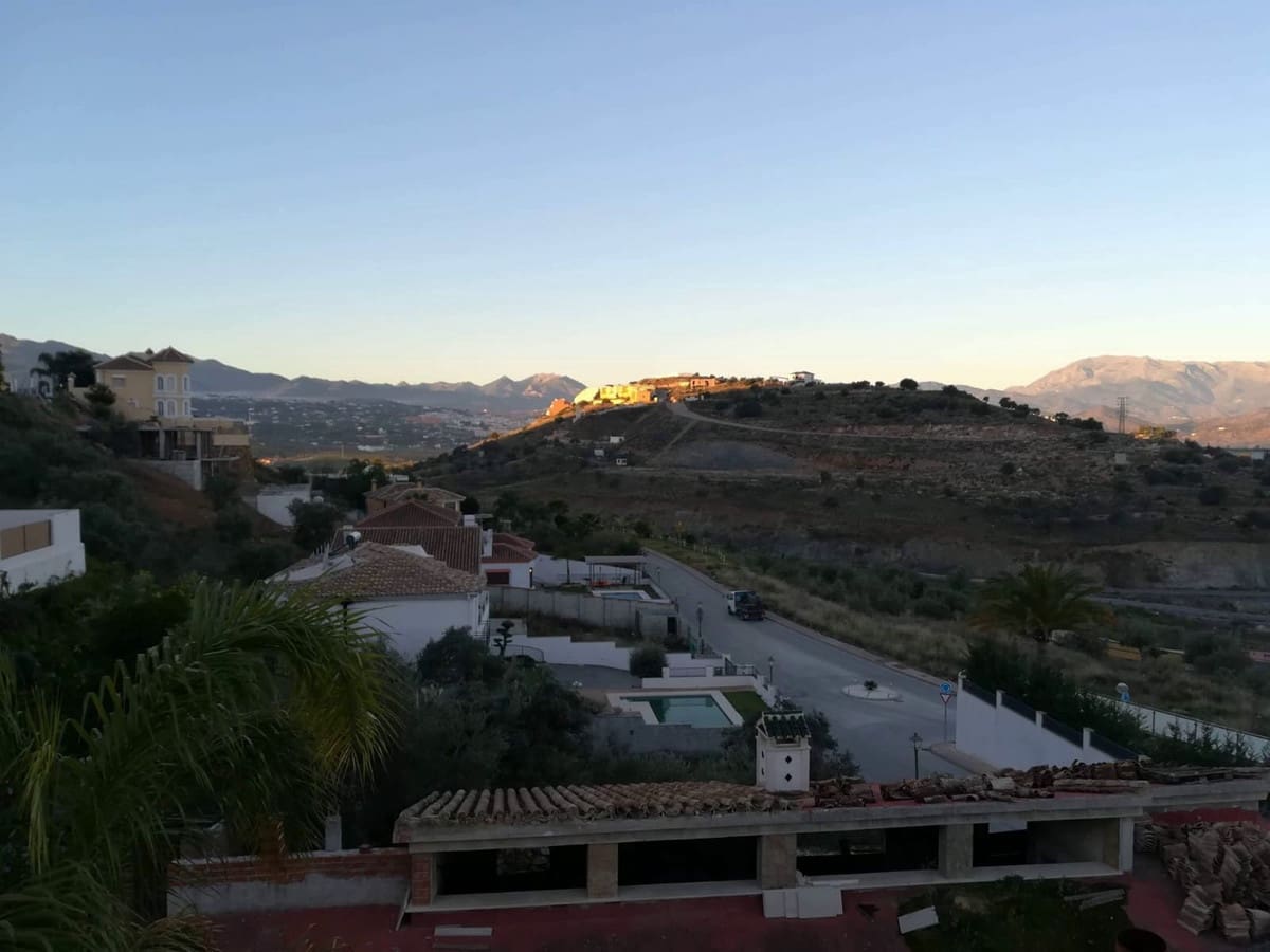 4 bedroom Villa for sale in Coin with pool garage - € 475,000 (Ref: 8583219)