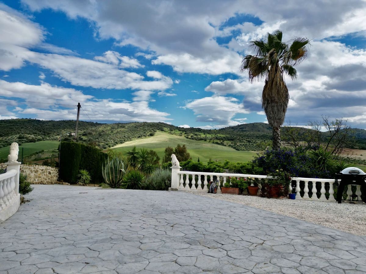 3 soverom Finca/Herregård til salgs i Villanueva de la Concepcion med svømmebasseng garasje - € 495 000 (Ref: 8598574)