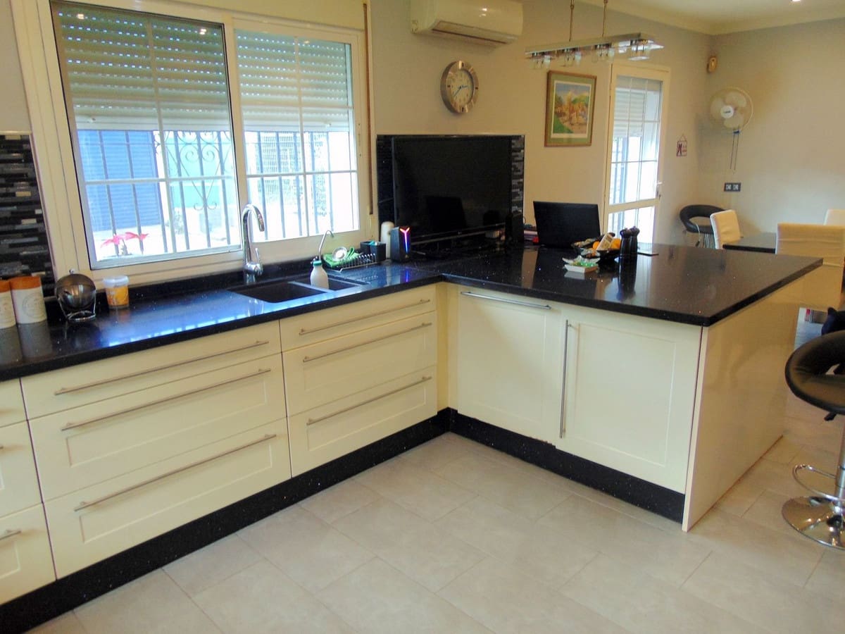 5 slaapkamer Commercieel te koop in Alhaurin el Grande met zwembad garage - € 850.000 (Ref: 8780572)