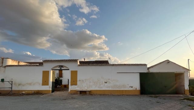 6 soveværelse Finca/Landehus til salg i Antequera med swimmingpool garage - € 430.000 (Ref: 8844048)