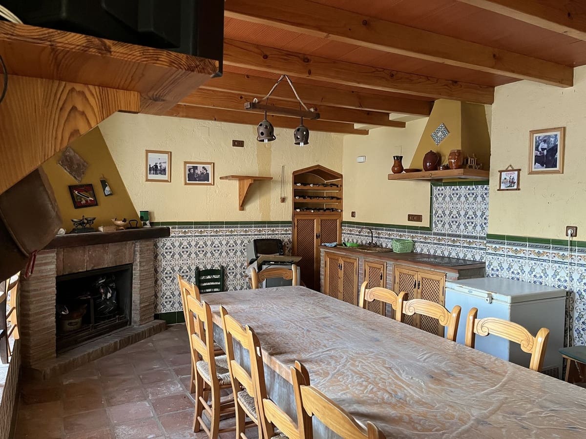 6 soveværelse Finca/Landehus til salg i Antequera med swimmingpool garage - € 430.000 (Ref: 8844048)