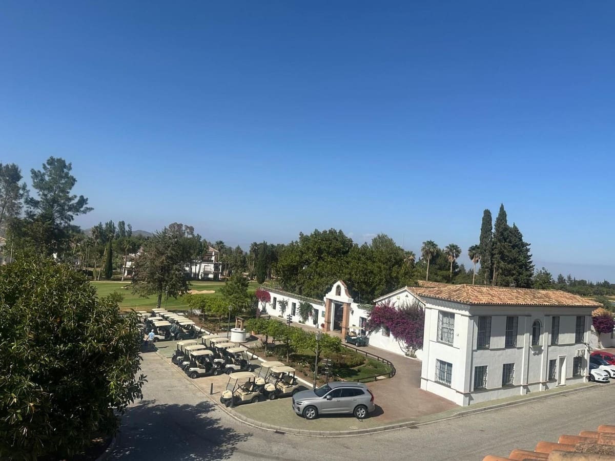 2 bedroom Apartment for sale in Alhaurin de la Torre with pool garage - € 320,000 (Ref: 9082663)