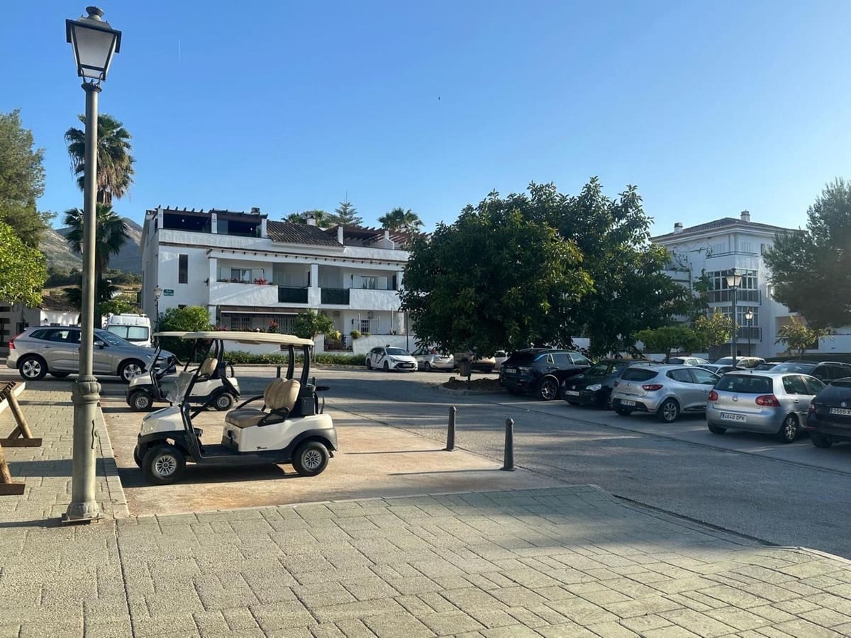 2 bedroom Apartment for sale in Alhaurin de la Torre with pool garage - € 320,000 (Ref: 9082663)