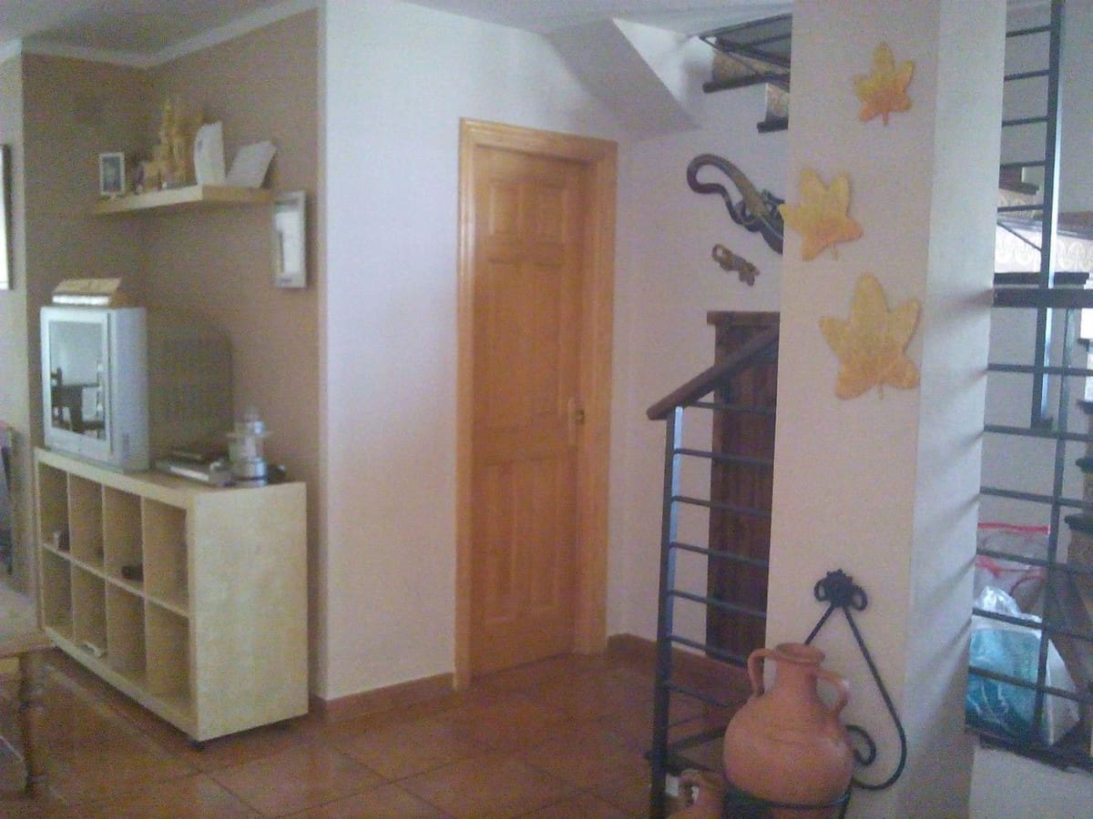 4 soveværelse Byhus til salg i Sierra de Yeguas med swimmingpool garage - € 225.000 (Ref: 9109352)