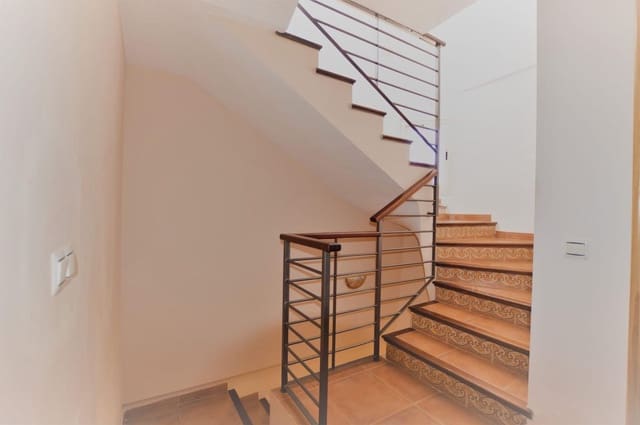 4 soveværelse Byhus til salg i Sierra de Yeguas med swimmingpool garage - € 225.000 (Ref: 9109352)