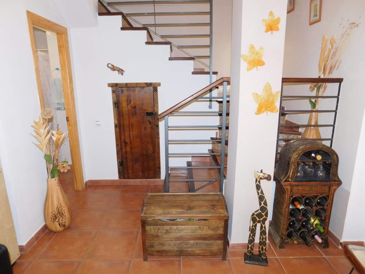 4 soveværelse Byhus til salg i Sierra de Yeguas med swimmingpool garage - € 225.000 (Ref: 9109352)