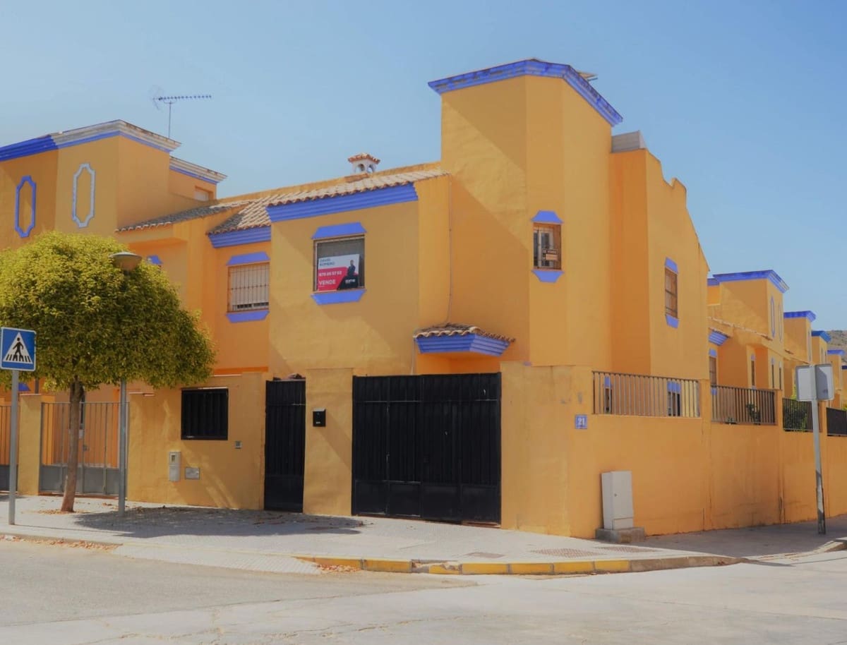 4 soveværelse Byhus til salg i Sierra de Yeguas med swimmingpool garage - € 225.000 (Ref: 9109352)