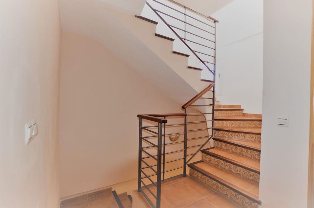 4 soverom Hus til salgs i Sierra de Yeguas med svømmebasseng garasje - € 225 000 (Ref: 9109352)