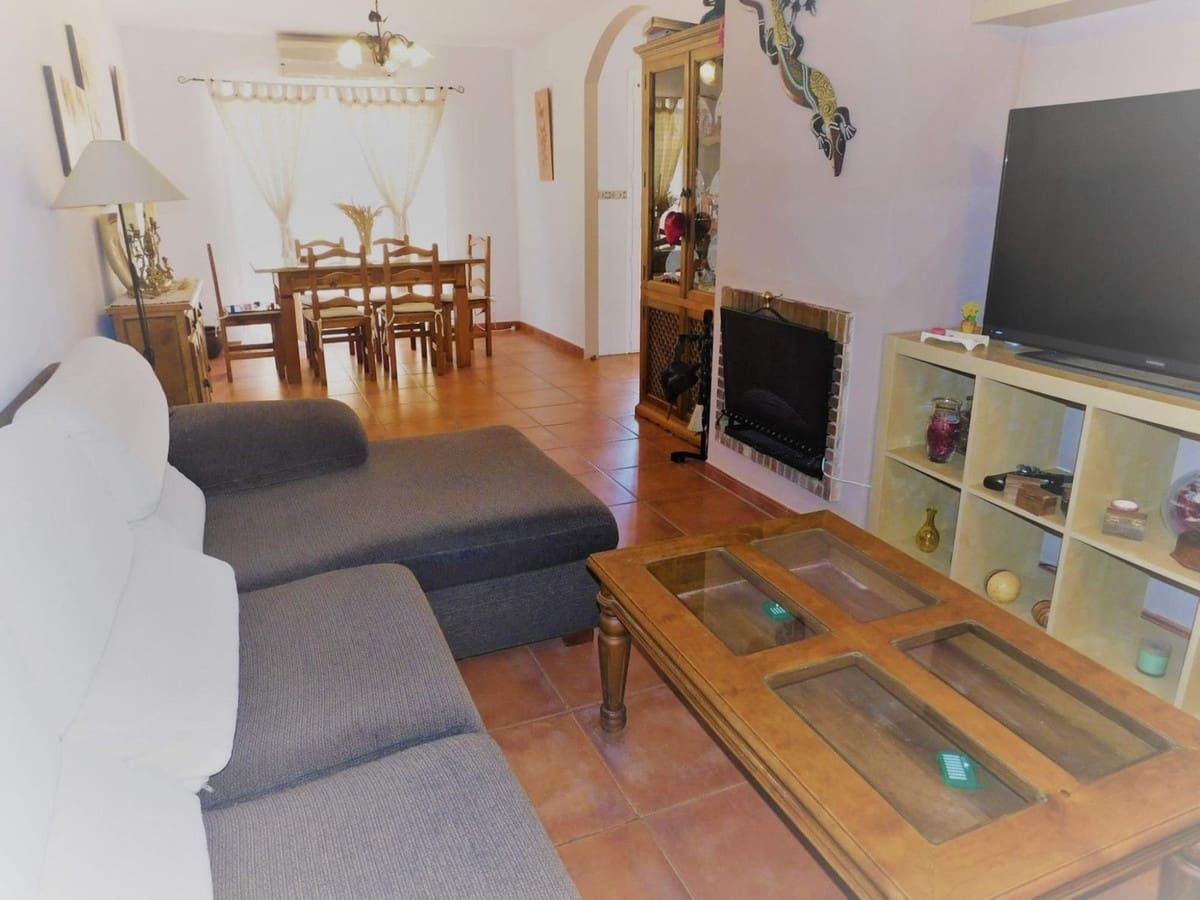 4 soverom Hus til salgs i Sierra de Yeguas med svømmebasseng garasje - € 225 000 (Ref: 9109352)