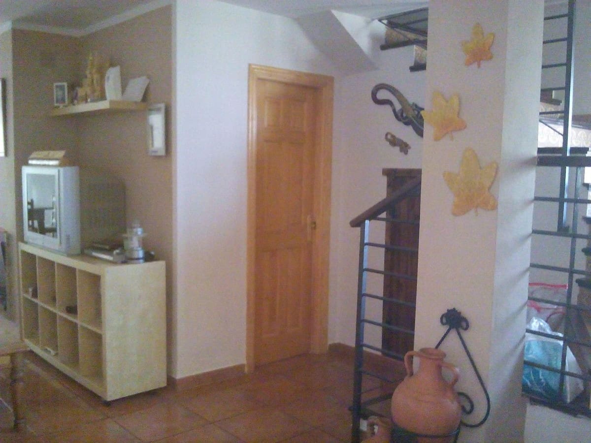 4 soverom Hus til salgs i Sierra de Yeguas med svømmebasseng garasje - € 225 000 (Ref: 9109352)