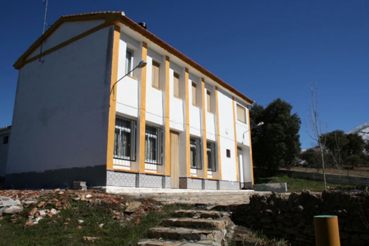 19 soveværelse Finca/Landehus til salg i Baza med swimmingpool garage - € 380.000 (Ref: 9113059)