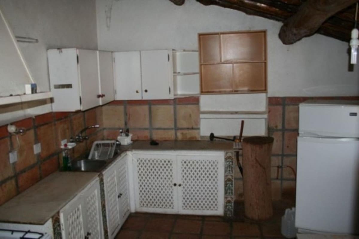 19 soveværelse Finca/Landehus til salg i Baza med swimmingpool garage - € 380.000 (Ref: 9113059)