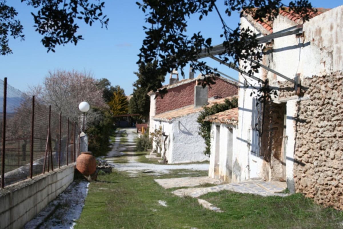 19 soveværelse Finca/Landehus til salg i Baza med swimmingpool garage - € 380.000 (Ref: 9113059)