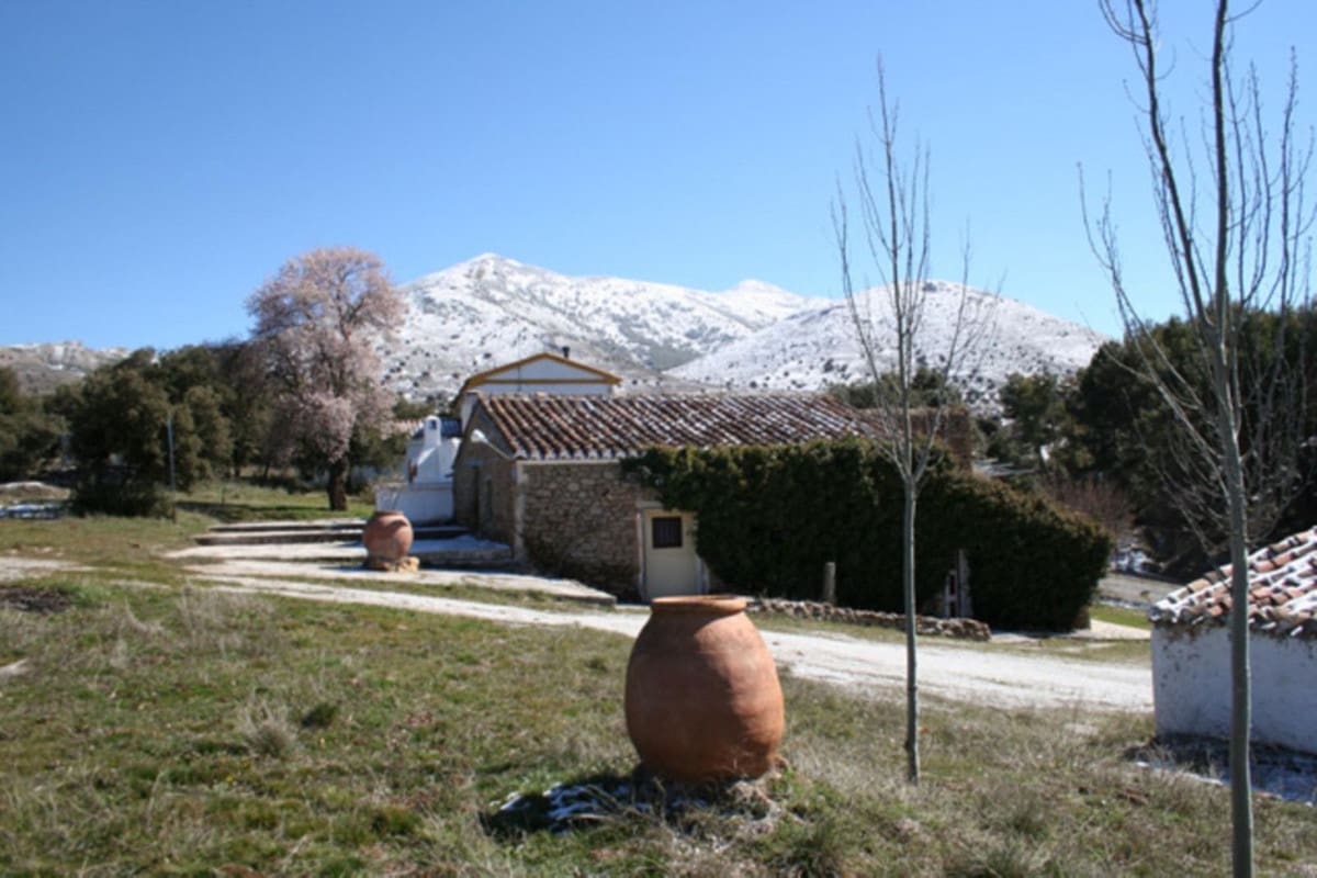 19 soveværelse Finca/Landehus til salg i Baza med swimmingpool garage - € 380.000 (Ref: 9113059)